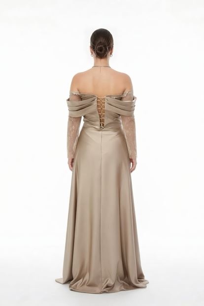 فستان سهرة بمقاسات كبيرة من الساتان المنك مع مشدّ